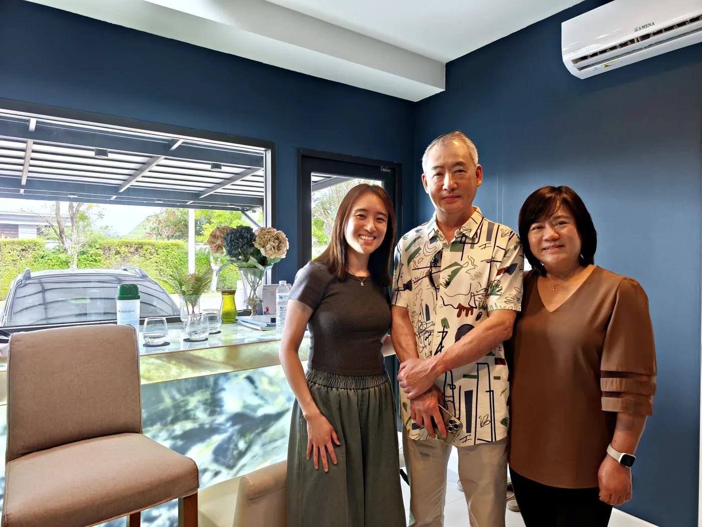 ครอบครัวลูกค้า 3 ท่านถ่ายรูปร่วมกันในศูนย์
